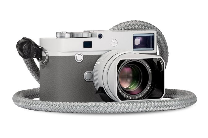 Leica M10-P Édition “Ghost” pour Hodinkee “Le Leica M10-P Ghost Edition pour Hodinkee est le résultat d’une décennie de fascination pour la manière dont les objets intemporels vieillissent et même évoluent avec le temps,” explique Benjamin Clymer, CEO et fondateur de Hodinkee. La philosophie de Leica en matière de création de produits d’excellence, technologiquement et fonctionnellement, de préférence fabriqués à la main par de grands spécialistes, correspond parfaitement au dévouement que les experts de Hodinkee consacrent aux montres mécaniques et à d’autres objets de luxe.
Ce Leica M10-P est complété par un M 35 f/1.4 ASPH. à la finition coordonnée.
En hommage à Hodinkee, le Leica M10-P “Ghost Edition” se distingue par son design extérieur exclusif. Le capot supérieur et la semelle présentent une finition par peinture laquée gris mat à dominante chaude. Cette finition est parfaitement complétée par la couleur gris béton du gainage en cuir de l’appareil. Les barillets et les boutons de commande bénéficient d’une finition chromé-argent avec gravures sérigraphiées à l’encre blanche. Cette édition spéciale comprend un Summilux-M 35 f/1.4 ASPH. avec finition externe gris mat avec gravures blanches tandis que l’échelle de distance en ‘feet’ est gravée en gris. Une courroie de port coordonnée complète l’ensemble dont le design constitue une réminiscence de la première montre de plongée vintage qui fut acquise par Benjamin Clymer, CEO de Hodinkee’.
Le Leica M10-P “Ghost Edition” pour Hodinkee est limité à 250 exemplaires pour le monde entier.