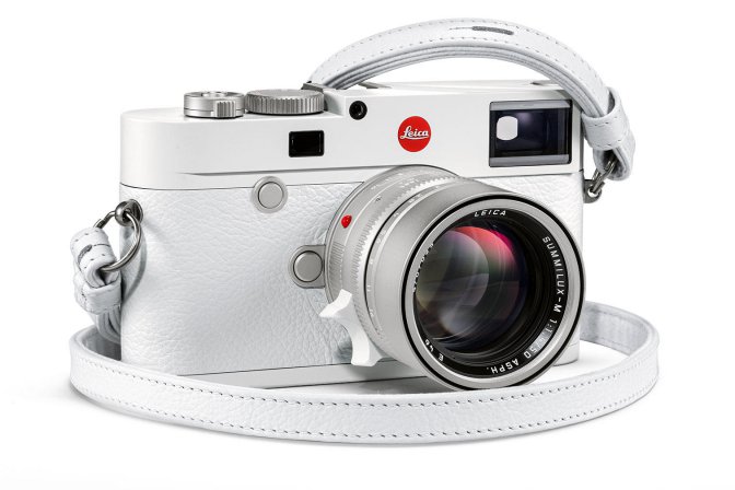 Leica M10-P Le Leica M10-P “White” accentue le design classique d’un appareil à visée télémétrique sans chercher à attirer l’attention. En fait, cet appareil ne doit pas être perçu comme une réalisation purement esthétique mais comme un modèle ayant aussi le statut d’un outil de travail ordinaire.
Un Summilux-M 50 f/1.4 ASPH. spécialement conçu par Leica et des accessoires spécifiques complètent le boîtier pour composer un ensemble exceptionnel, parfaitement coordonné. Le M10-P “White“ rassemble ainsi un Leica M de haut de gamme et l’un des objectifs M les plus remarquables. Cela donne une édition spéciale aussi ultra-performante que visuellement séduisante.
L’originalité essentielle de cette édition spéciale Leica M10-P “White” repose sur sa variante de design exclusive par rapport au Leica M10-P. Contrairement au modèle de série, le classique point rouge Leica est présent en façade de l’appareil. Le capot supérieur et la semelle présentent une finition par peinture laquée blanche tandis que le gainage est en cuir blanc. Les cadres du viseur sont aussi affichés en blanc. Le Leica Summilux-M 50 f/1.4 ASPH. compris dans l’ensemble Leica M10-P “White” présente un barillet d’objectif chromé argent avec gravures sérigraphiées à l’encre blanche. Un étui d’objectif blanc et une courroie coordonnée complètent cet ensemble original.
Le Leica M10-P “White” est limité à 350 exemplaires pour le monde entier.